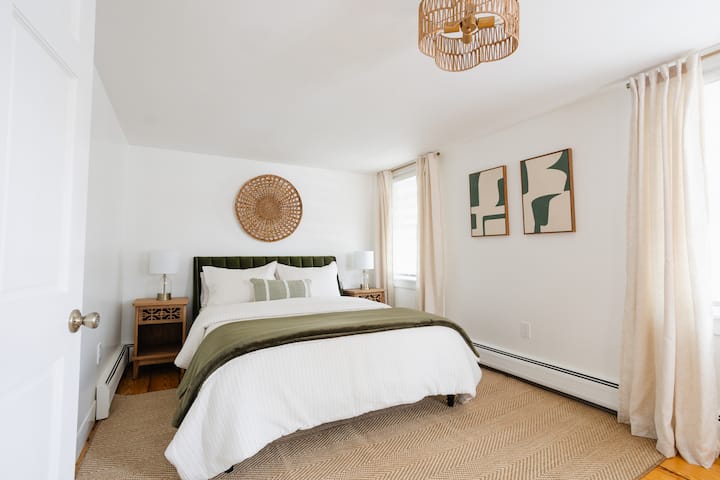 ห้องนอนอบอุ่นและเป็นกันเองมีฟูกนอนใหม่และเครื่องนอนหรูหราเพื่อการนอนหลับพักผ่อน ห้องพักแต่ละห้องมีที่ชาร์จโทรศัพท์และชั้นวางกระเป๋าอย่างพิถีพิถันเพื่อความสะดวกสบายของคุณ