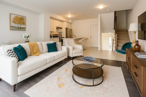 Stylish 4BR Townhouse + Game Room Near Downtown