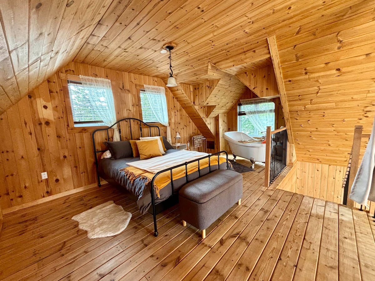 طابق الميزانين مع سرير وحمام بمقاس كبير