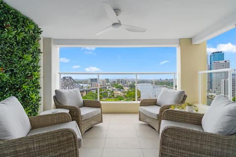 Successful Airbnb property: Stunning! 2Bed, 1Bath, 1Car, VIEWS ~ CBD in Fortitude Valley