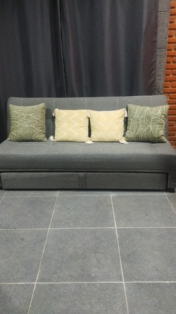 ダブルサイズのソファベッドには、2人が快適に寝ることができ、下にはシングルマットレスがあります。