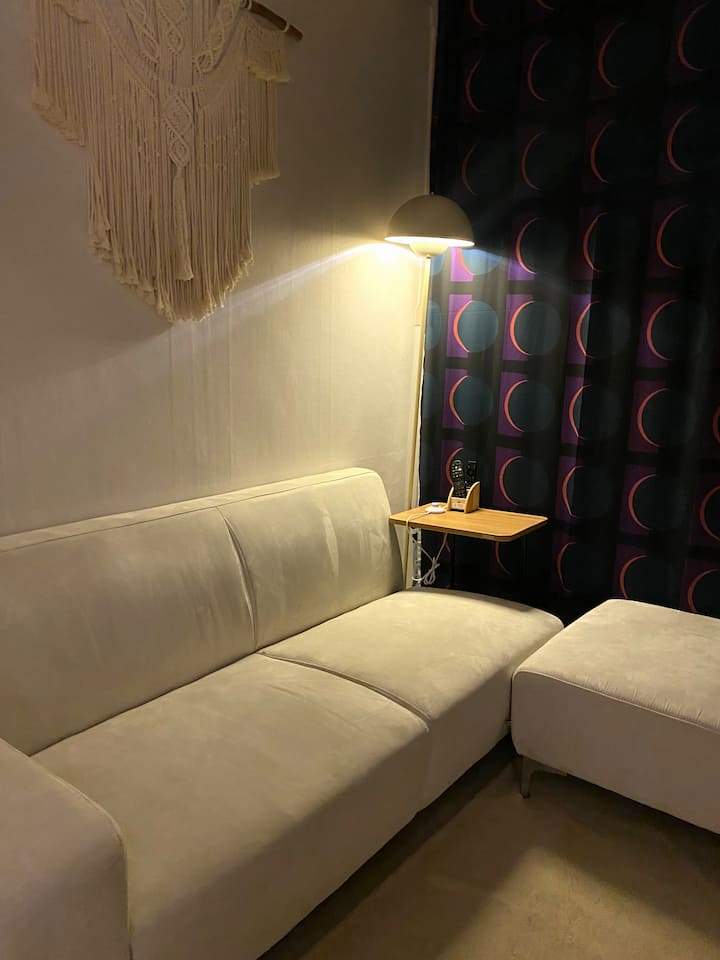 Tazama televisheni kwa starehe kwenye sofa ya watu 3 na sofa ya kochi.