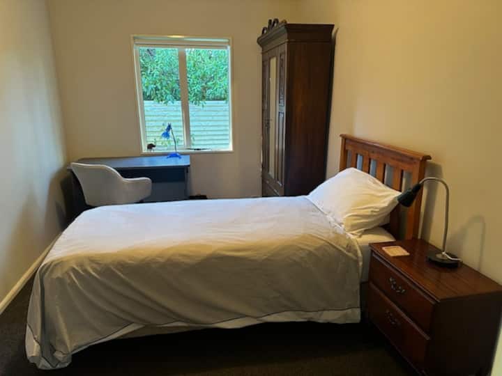 Ძალიან გრძელი, სუპერ კომფორტული საწოლი. Ერთადგილიანი ოთახი ხელმისაწვდომია ცალ-ცალკე ამ საცხოვრებელში ან ჩემს სხვა საცხოვრებელში 3 ადამიანისთვის განკუთვნილი ორადგილიანი ოთახით.