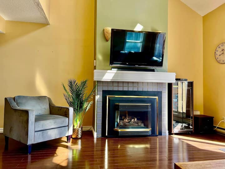 Spacious living room with cathedral ceilings and golf course views