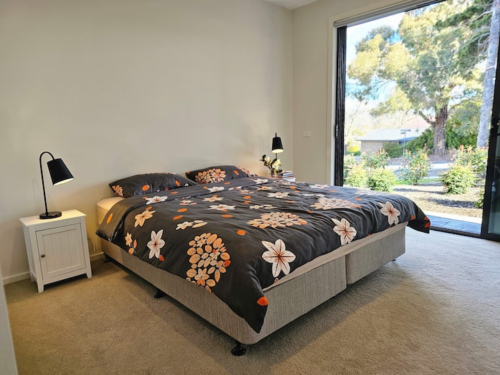 Quarto principal - O quarto principal fica no andar principal, por isso é acessível à área de estar principal. O quarto principal está equipado com uma cama king size em uma cama muito confortável. Tem muito espaço no armário, bem como seu próprio banheiro privativo.