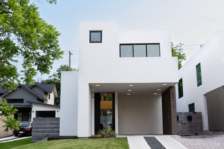 2BR Austin Oasis: Downtown Views + EV Charging