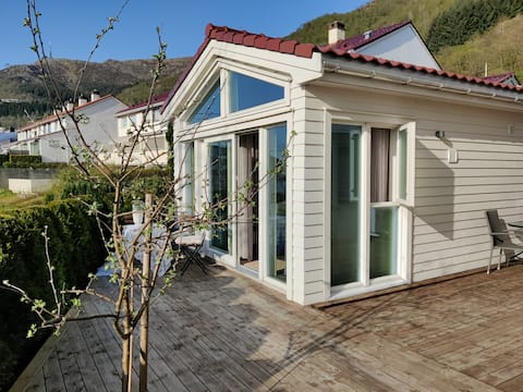 Cozy Microhouse by the city mountain Ulriken.