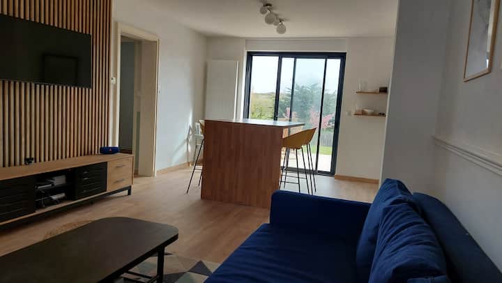 Dnevni boravak s TV-om na okretnom nosaču