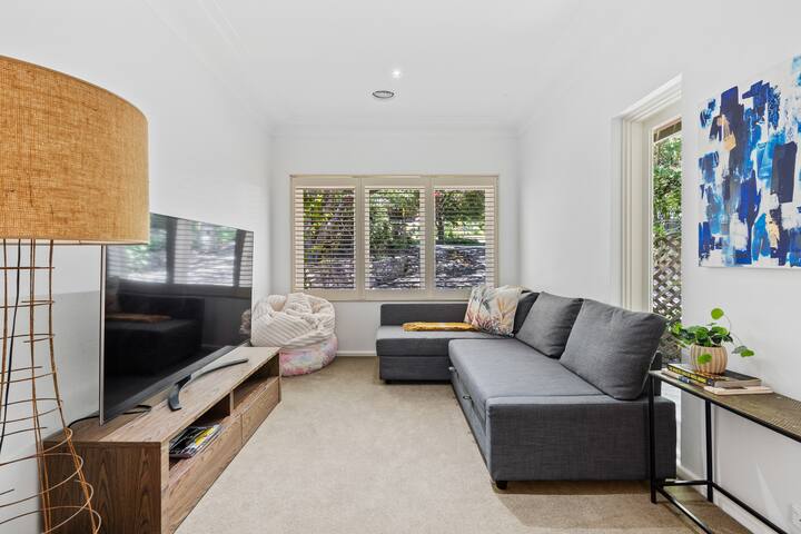 Urban poolside oasis – outdoor living at its best gallery image 3