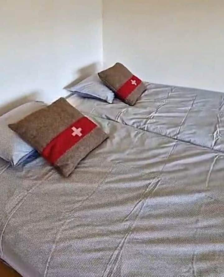 Duas opções de dormir no estúdio: 2 camas de solteiro 90x200 ou 1 cama de casal king size 180x200.
Roupa de cama suíça de qualidade da marca Bico