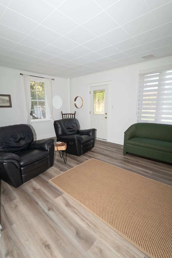Spacious Beachfront Homestead On Ottawa River - Pembroke