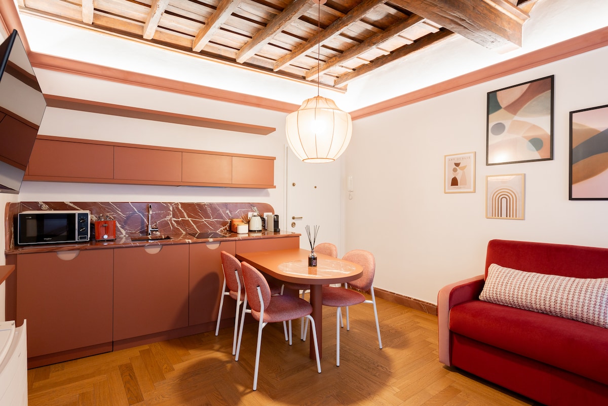 Შესასვლელი და მისაღები ოთახი სამზარეულოთი, მაგიდით და გასაშლელი დივნით 