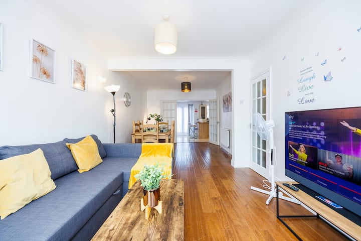 Top performing Airbnb: Spacious 3 Bed 2 Bath House w Parking in Swanscombe And Greenhithe