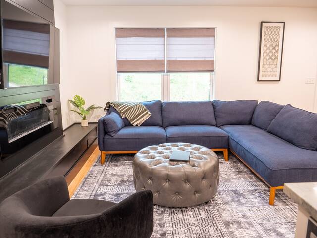 2 New Homes, 6 BR & 4+ BA, Conjoined Yard/Firepits gallery image 5