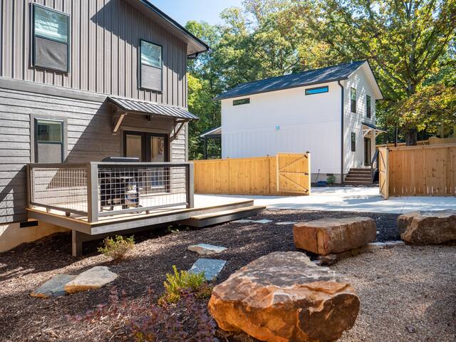 2 New Homes, 6 BR & 4+ BA, Conjoined Yard/Firepits gallery image 4