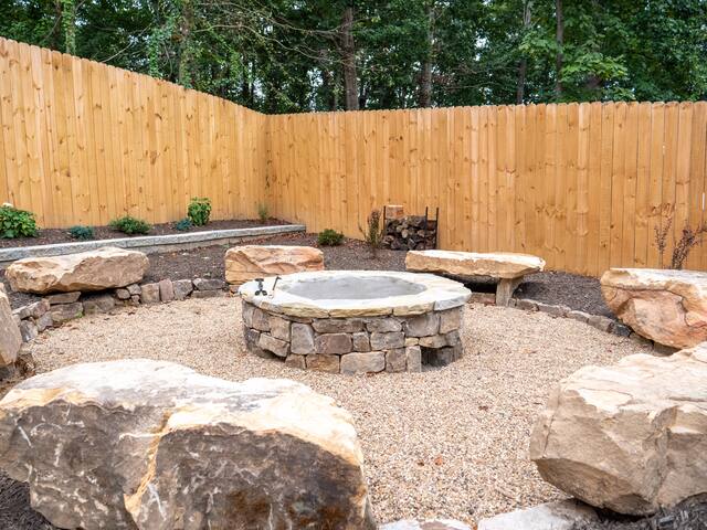 2 New Homes, 6 BR & 4+ BA, Conjoined Yard/Firepits gallery image 2