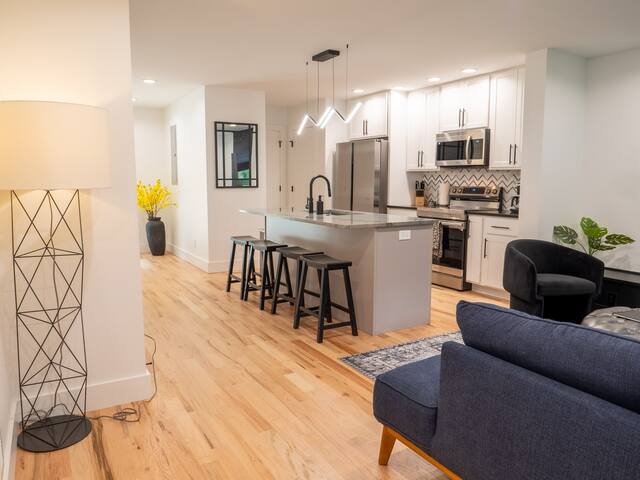 2 New Homes, 6 BR & 4+ BA, Conjoined Yard/Firepits gallery image 3