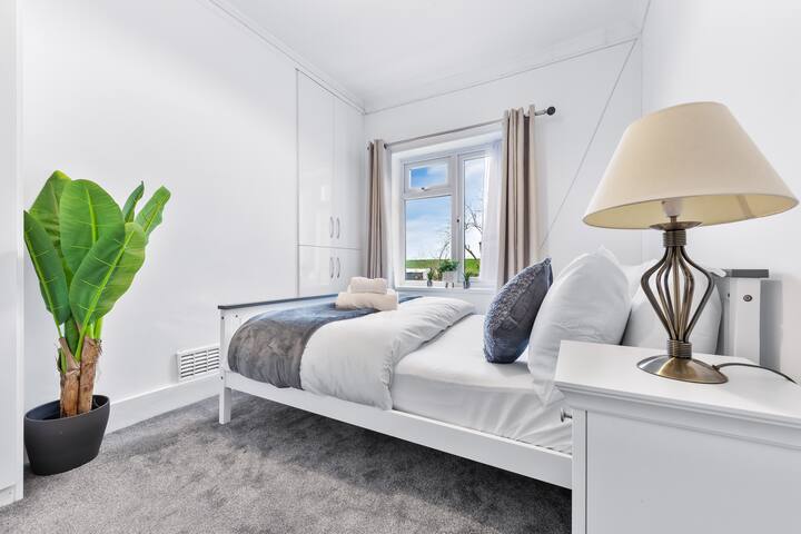 este quarto voltado para o jardim oferece uma mistura harmoniosa de conforto e tranquilidade.  
Acorde com as vistas suaves e os sons da natureza do lado de fora da sua janela, tornando-o o retiro perfeito para relaxar.