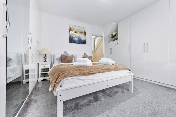 Entre neste amplo quarto king-size, onde o luxo encontra o conforto. Perfeito para criar um retiro sereno, este quarto oferece funcionalidade e elegância, tornando-o o espaço ideal para relaxar e recarregar as energias.