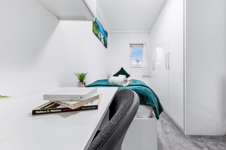  Este encantador dormitorio individual está cuidadosamente diseñado con un armario empotrado para un amplio almacenamiento y un área de estudio dedicada con un escritorio y una silla, por lo que es ideal para trabajar o estudiar. 