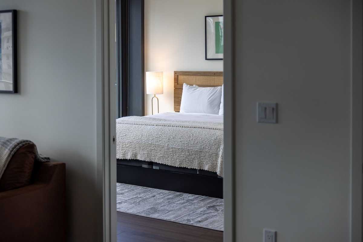 Chumba chako kina kitanda kizuri cha ukubwa wa kifalme kilicho na godoro la povu la kumbukumbu.