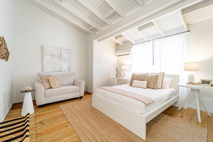 มีประตูเชื่อมต่อไปยังห้องน้ำของแจ็คแอนด์จิล
เตียงควีนไซส์และเตียงโซฟาคู่
เครื่องปรับอากาศในห้อง