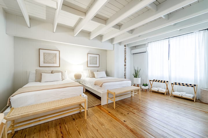 เตียงขนาดใหญ่ 2 หลัง
เครื่องปรับอากาศในห้อง