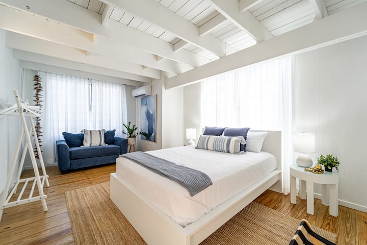 เตียงควีนไซส์และเตียงโซฟาคู่
เครื่องปรับอากาศในห้อง