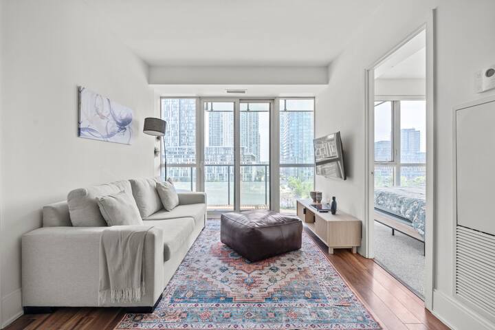 Spacious 2B+Den & 2 Bathroom DownTown Condo!