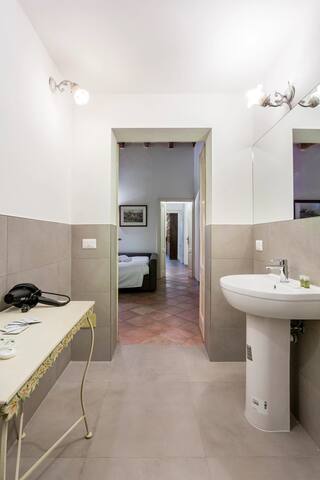 Elegant Apartment near Teatro Alla Scala gallery image 4