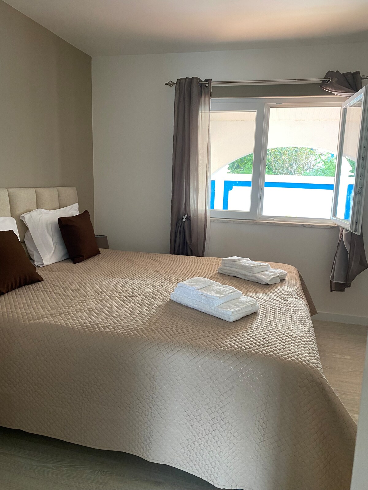 Спалня с 2 двойни легла от 90 души или близък изглед към терасата, принадлежаща на T3 на име Casa Laranjeira