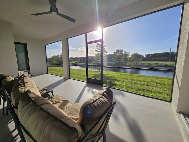 Radiant Luxury Retreat: Serene Outdoor Space! - Cape Coral, FL