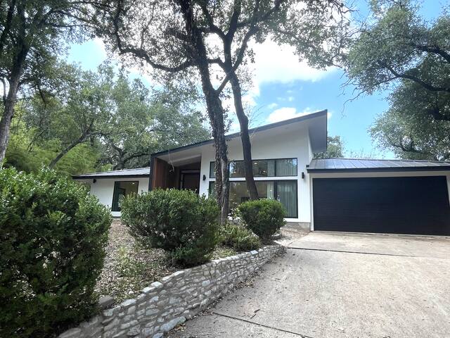 Luxury Oasis in Zilker – Walk to Barton Springs! gallery image 2