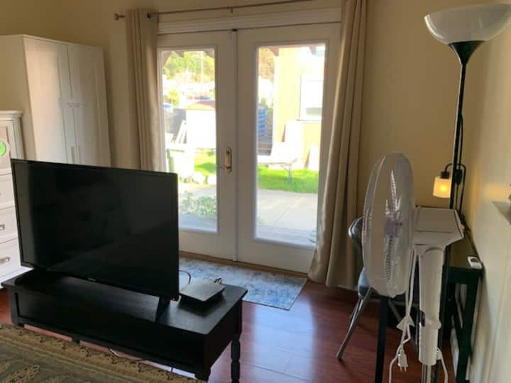 私人入口通过后院和遮光窗帘，方便您在白天睡觉……