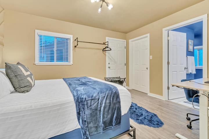 Suite principal con baño privado, espacio de trabajo, portaequipajes y espejo de cuerpo entero. Esta habitación se mantiene genial, ideal para aquellos a los que les gusta dormir bien. El armario de los propietarios está aquí, pero agregamos un bar del armario para mayor comodidad.