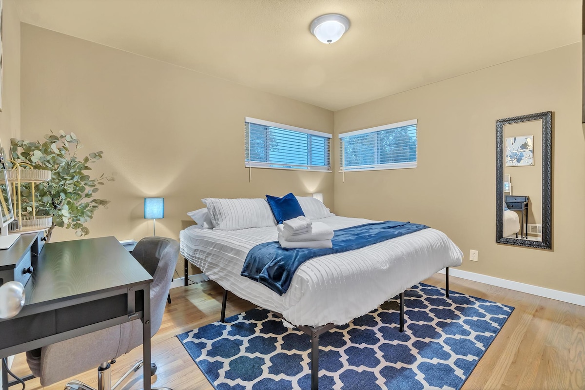 Огромна соба со брачен кревет (широк 150-179 см) и биро. Бирото има компактно светло за да може да се користи за работа или да се подготви. Оваа соба е најблиску до патот, затоа препорачајте некој кој не спие толку лесно. 