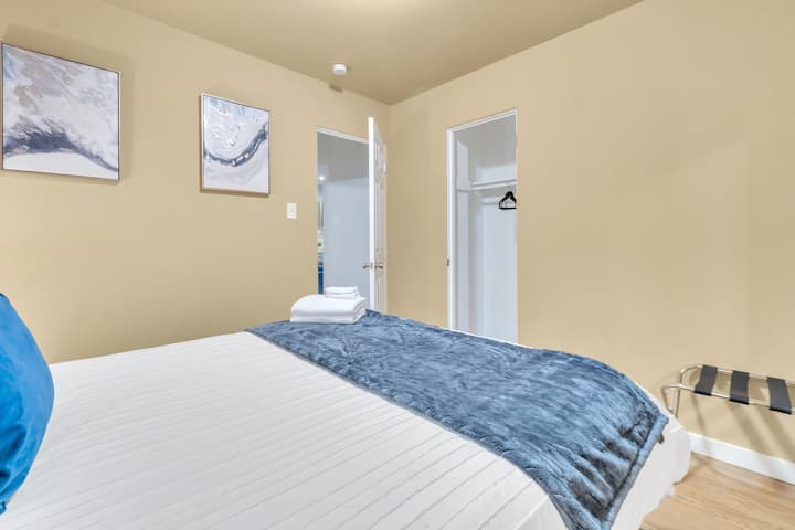 Acogedor dormitorio queen con armario y portaequipajes.