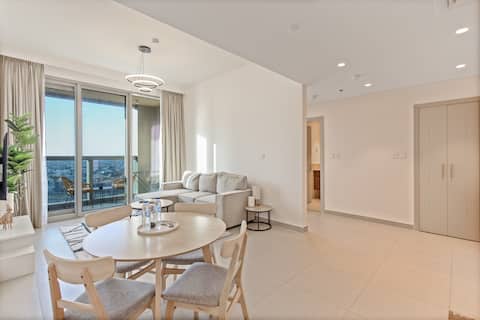 Top Airbnb: Chic Getaway w/Sea & Sunset View ~ Walk to Mall! in Burj Khalifa