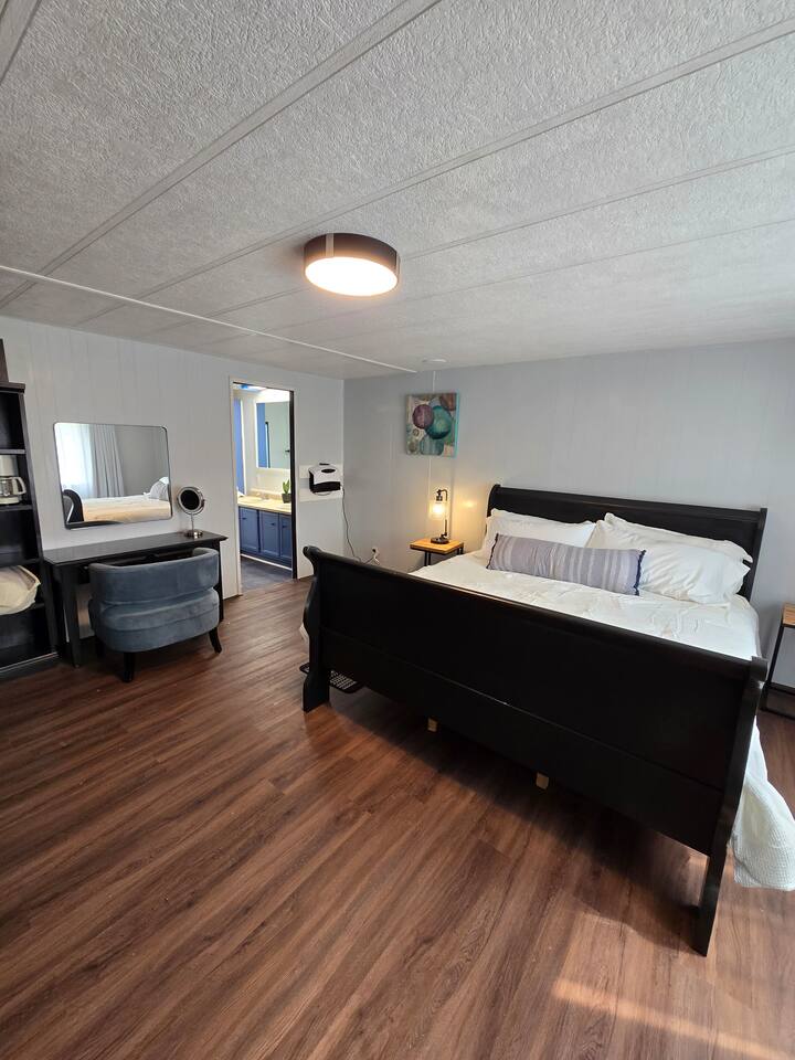 広々としたプライベートな空間で、ボードマンオレゴンのすぐ外にあるフルバスルーム付きのメインキングルームに滞在すると、世界を残したような気分になります。