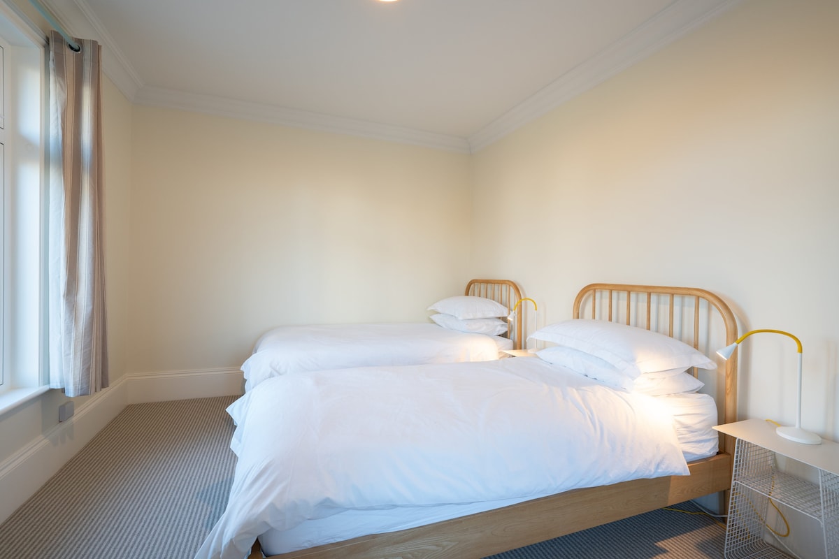 Spavaća soba 3 slatka je i umirujuća spavaća soba s bračnim krevetom, savršena za djecu!