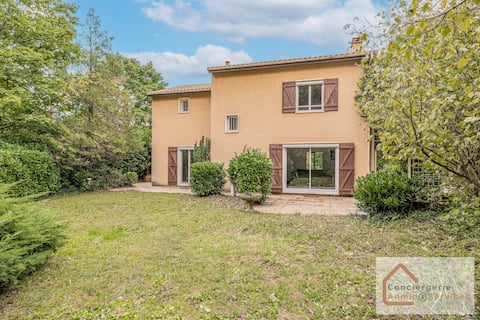 Comfortable Escape: Pool, Garden & BBQ