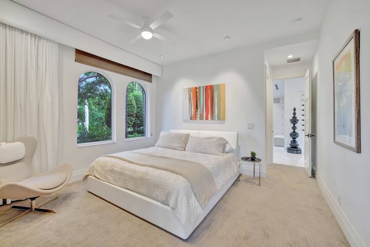 Elegant Waterfront Estate-6BR/6.5BA – off Las Olas