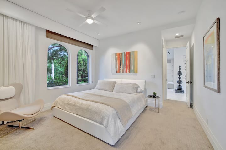 Dormitorio 1: 1 cama tamaño king y baño privado (primer piso)