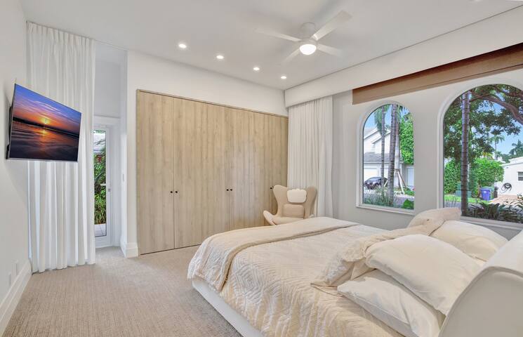 Elegant Waterfront Estate-6BR/6.5BA – off Las Olas gallery image 2