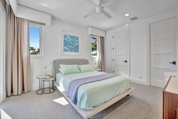 Dormitorio 5: 1 cama tamaño queen y baño privado (segundo piso)