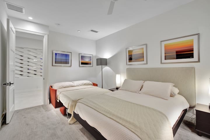 Dormitorio 2: 1 cama tamaño queen, 1 sofá cama y baño privado (primer piso)