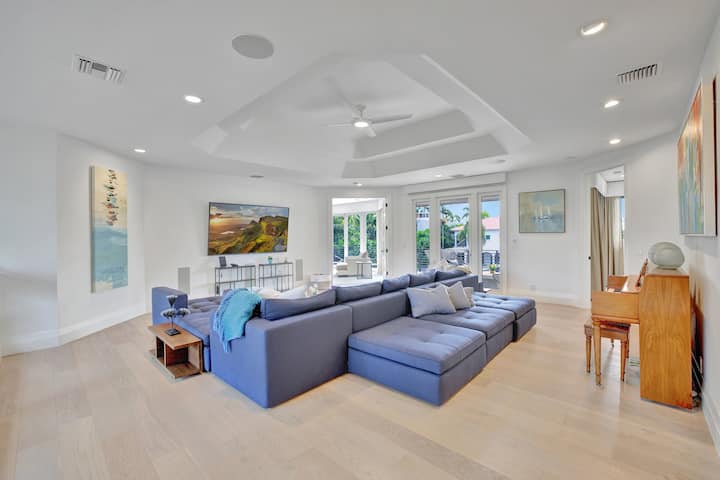 Sala de estar en el segundo piso con sofá, espacio adicional para dormir, TV y piano