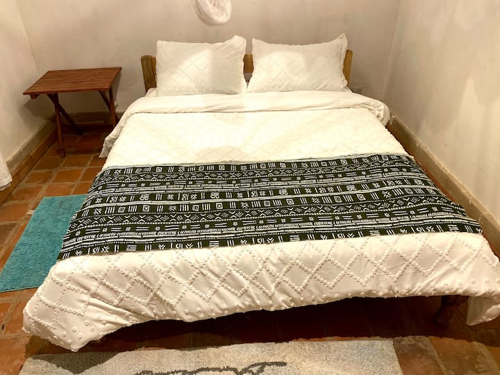 Chumba cha kulala cha pili na kitanda cha ukubwa wa queen.