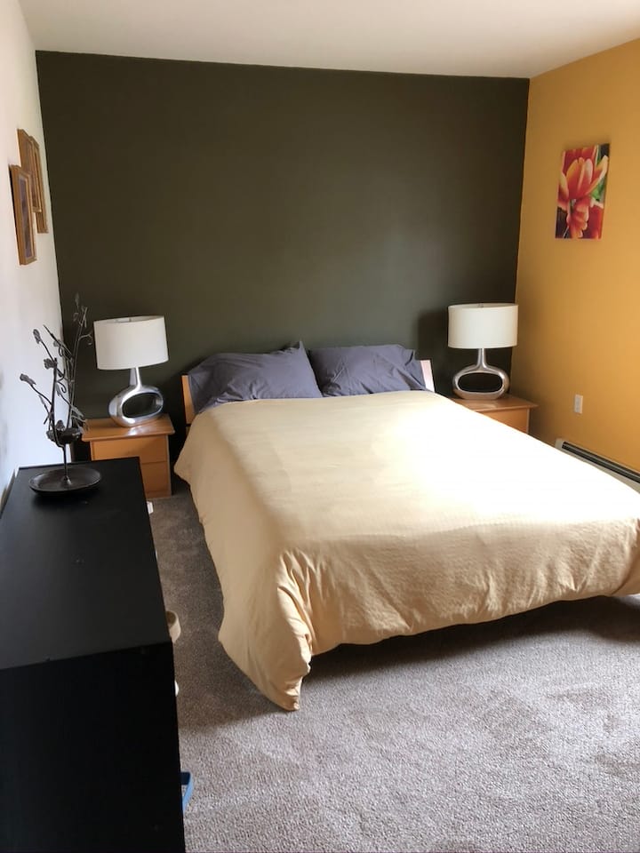 chumba cha kulala cha ghorofani chenye kitanda aina ya queen