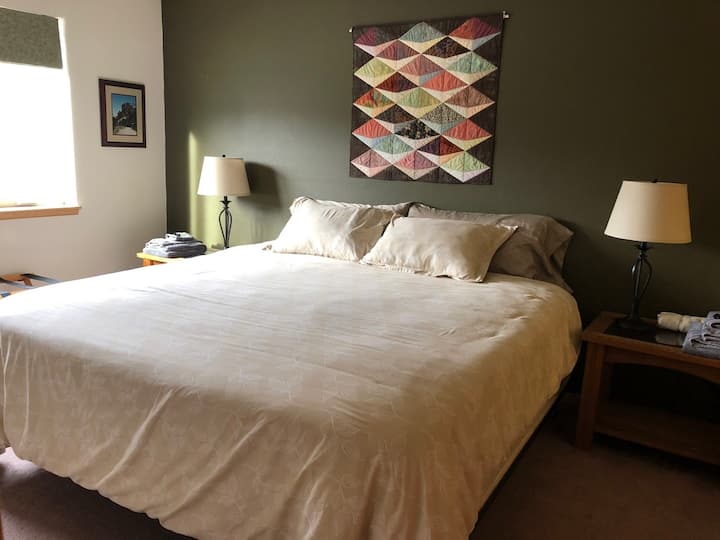 chumba cha kulala cha ghorofa kilicho na kitanda cha kifalme (kinaweza kugawanywa katika vitanda viwili viwili)